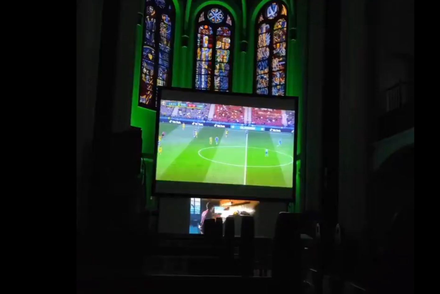 Mecze Euro 2020 w... kościele. Komentatorów zastąpił organista