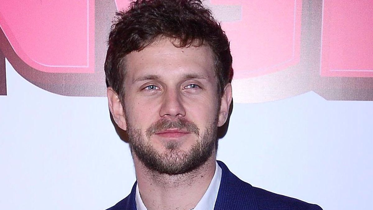 Antek Królikowski pozuje z psem