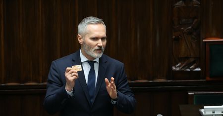 Resorty ze "spaloną ziemią". Wałęsa przestrzega Tuska