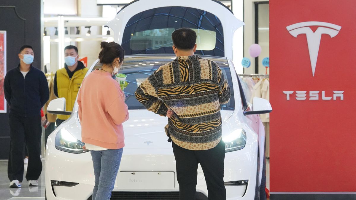 YANTAI, CHINA - OCTOBER 29, 2022 - Customers learn about the Tesla Model Y at a mall in Yantai, Shandong Province, China, Oct 29, 2022. On October 24, 2022, Tesla China announced that it would cut the prices of its domestic Model 3 and Model Y, two popular models. (Photo credit should read CFOTO/Future Publishing via Getty Images)