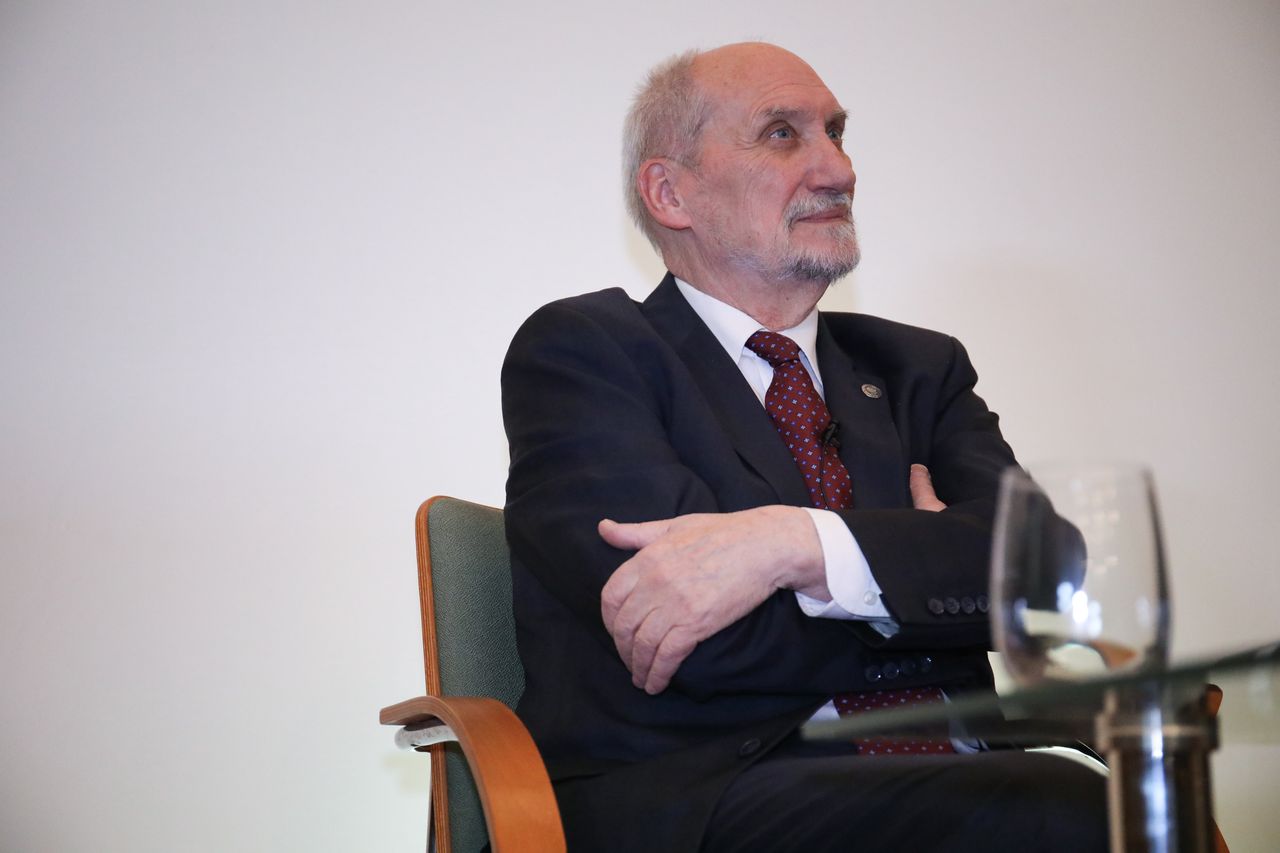 Macierewicz odmówił wykonania decyzji. Cezary Tomczyk komentuje