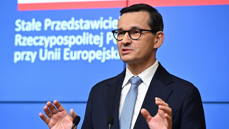 Bruksela, Belgia, 27.10.2023. Premier Mateusz Morawiecki podczas wypowiedzi dla mediów w Brukseli, 27 bm. Premier Morawiecki brał udział w szczycie szefów państw Unii Europejskiej. (ad) PAP/Radek Pietruszka