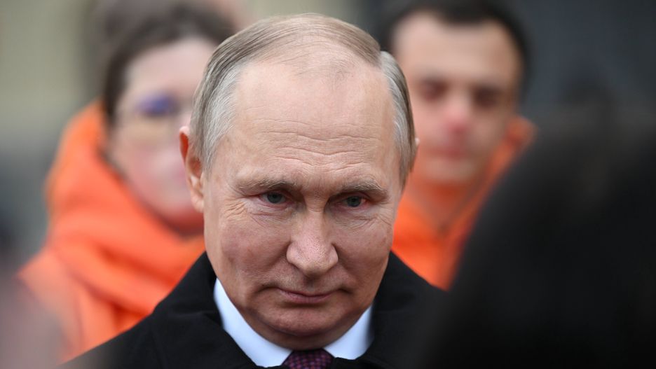 Russian President Vladimir Putin takes part in National Unity Day celebrations
epa10285653 Russian President Vladimir Putin (C) and members of Russian youth organizations attend a laying flowers ceremony to the monument to Kuzma Minin and Dmitry Pozharsky on the National Unity Day in the Red Square in Moscow, Russia, 04 November 2022.The National Unity Day (or Day of People's Unity) is annually celebrated in Russia on 04 November. The Day of Popular Unity, a national holiday this year marks the expulsion of Polish occupiers from the Kremlin in 1612.  EPA/GRIGORY SYSOEV / SPUTNIK / KREMLIN POOL MANDATORY CREDIT 
Dostawca: PAP/EPA.
GRIGORY SYSOEV / SPUTNIK / KREMLIN POOL