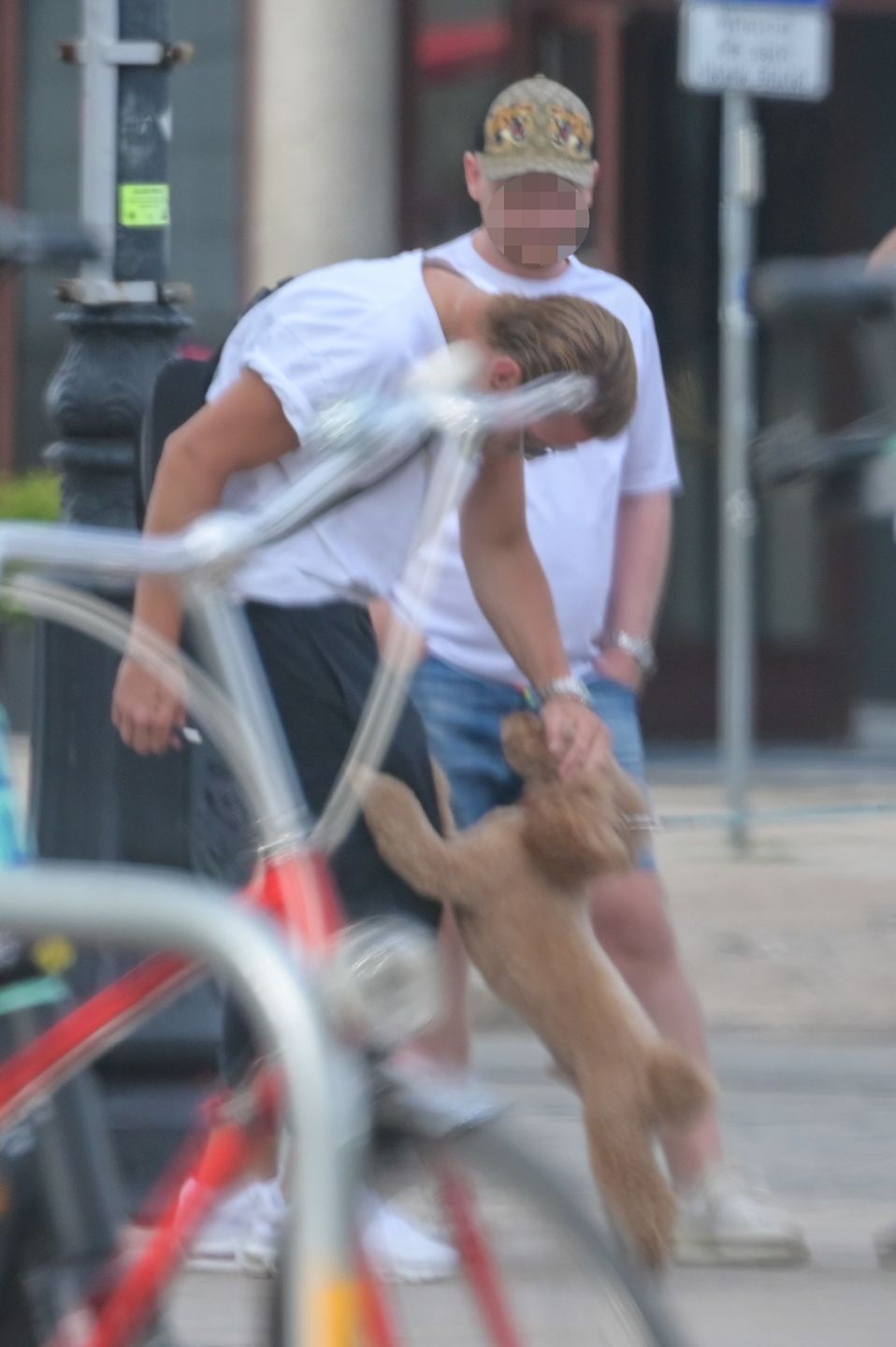 Sebastian Fabijański kupuje zegarek na Nowym Świecie