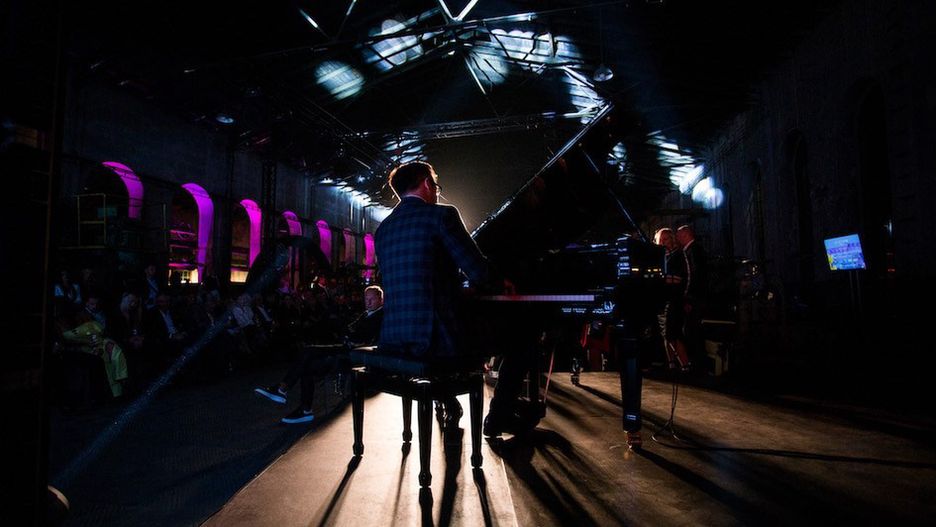 Lato oficjalnie pożegnaliśmy w artystycznej atmosferze &ndash; sztuka podczas Jazz Art Fashion Festivalu wybrzmiewała i przenikała się na wielu poziomach &ndash; poprzez koncerty dużego formatu, liczne wernisaże i wystawy, kt&oacute;re sprawiły, że Walcownia zyskała niesamowity klimat oraz spektakularny pokaz Ewy Minge &bdquo;From Fashion to Art&rdquo;.