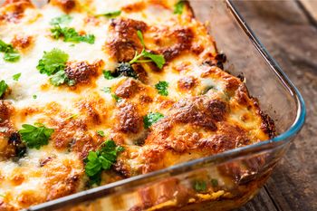 Z chleba tostowego przygotowuję prostą zapiekankę. Chwila w piekarniku i obiad dla całej rodziny gotowy.