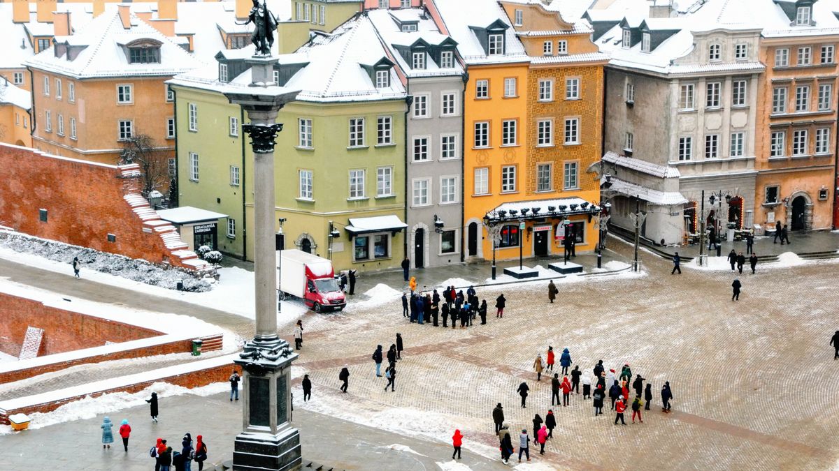Warszawa; ludzie; ulica; mieszkańcy; spacer; stolica; śnieg; zima; kolumna Zygmunta; starówka; stare miasto; Polacy