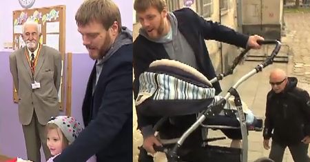 Zandberg w lokalu wyborczym z żoną i dziećmi