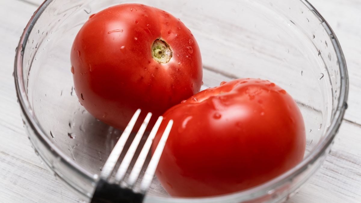 Wbij widelec w pomidora. To ułatwi krojenie go w plastry