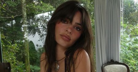 Ratajkowski jak zwykle odważnie. Nie każda włożyłaby takie spodnie