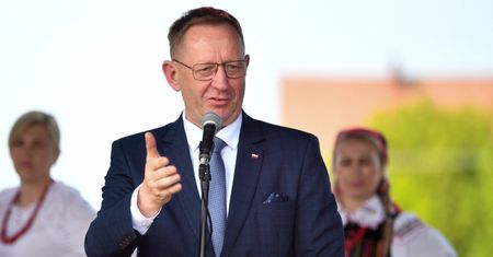Robert Telus: trwa wojna gospodarcza w internecie. Minister oskarża o sianie fake newsów