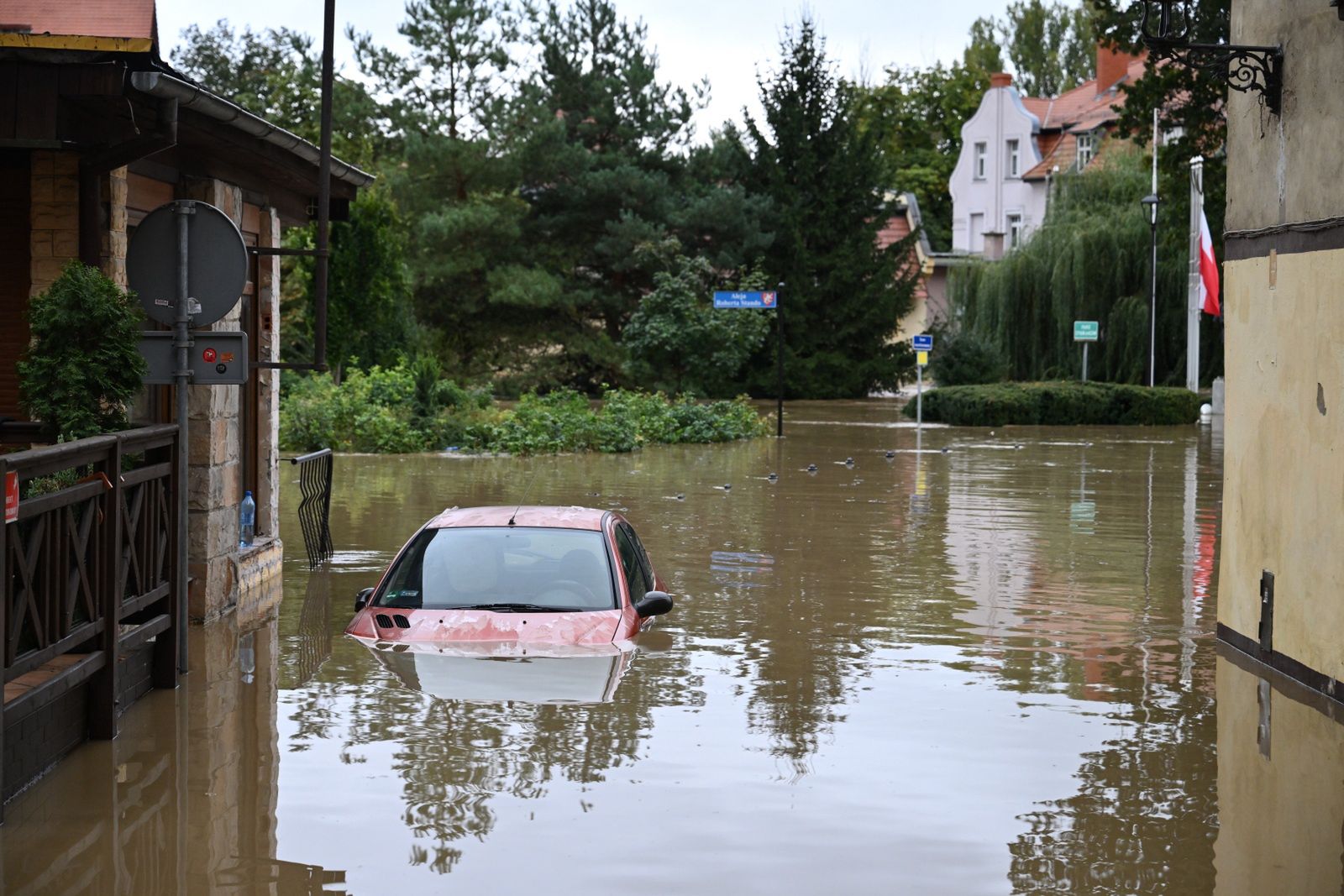 Co z autem po powodzi? Mechanik ostrzega