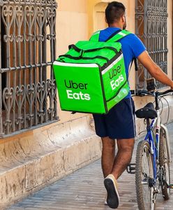 Co kupują Polacy przez Uber Eats? Na pierwszym miejscu są... hot dogi