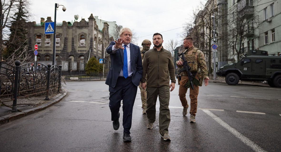 Boris Johnson i Wołodymyr Zełenski w Kijowie. Brytyjczyk od początku bardzo zdecydowanie wsparł Ukrainę i jej walkę przeciw rosyjskiej agresji