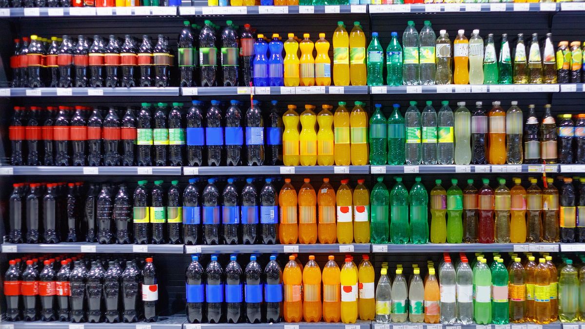 Tzw. podatek cukrowy podniósł ceny popularnych napojów. 