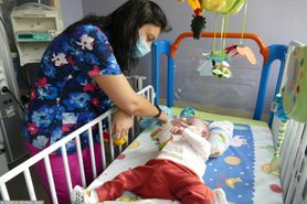 Wrocław: Co czwarty pacjent z COVID-19 w szpitalu to dziecko. Na jakie objawy rodzice powinni zwracać uwagę?