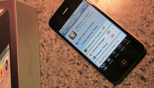 GeoHot odblokowuje iPhone'a 4