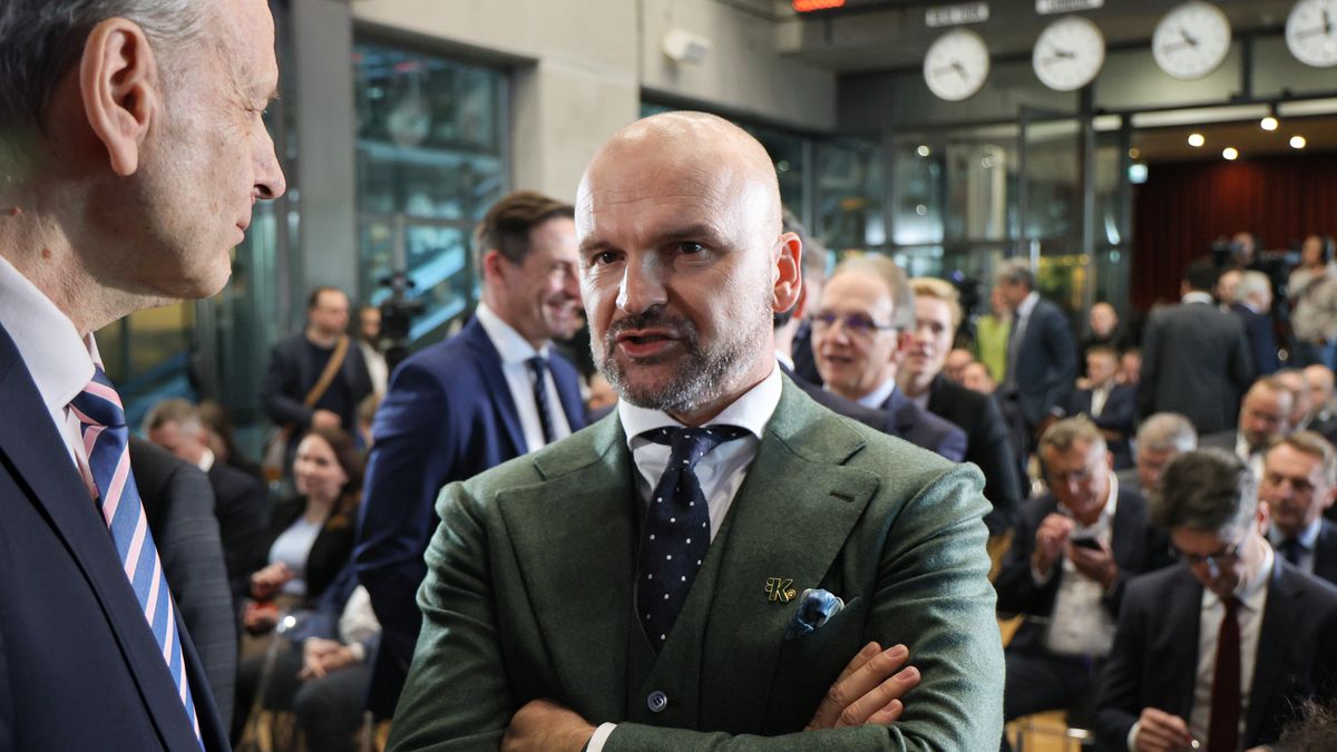 Warszawa, 10.02.2025. Przedsiębiorca Rafał Brzoska (C) podczas wydarzenia "Polska. Rok przełomu" z udz. premiera Donalda Tuska, 10 bm. w siedzibie Giełdy Papierów Wartościowych w Warszawie. (jm) PAP/Paweł Supernak