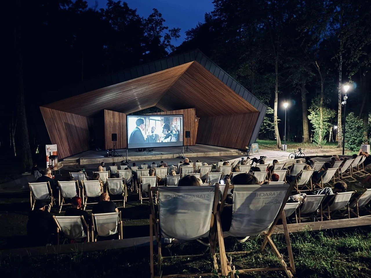 Kino na Leżakach w Parku Miejskim w Starachowicach