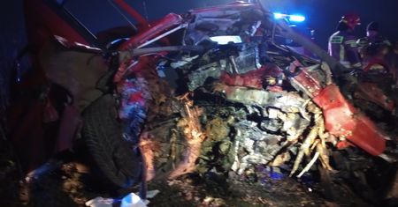 Kierowca uderzył w drzewo, nie żyje. Auto całkowicie zmasakrowane