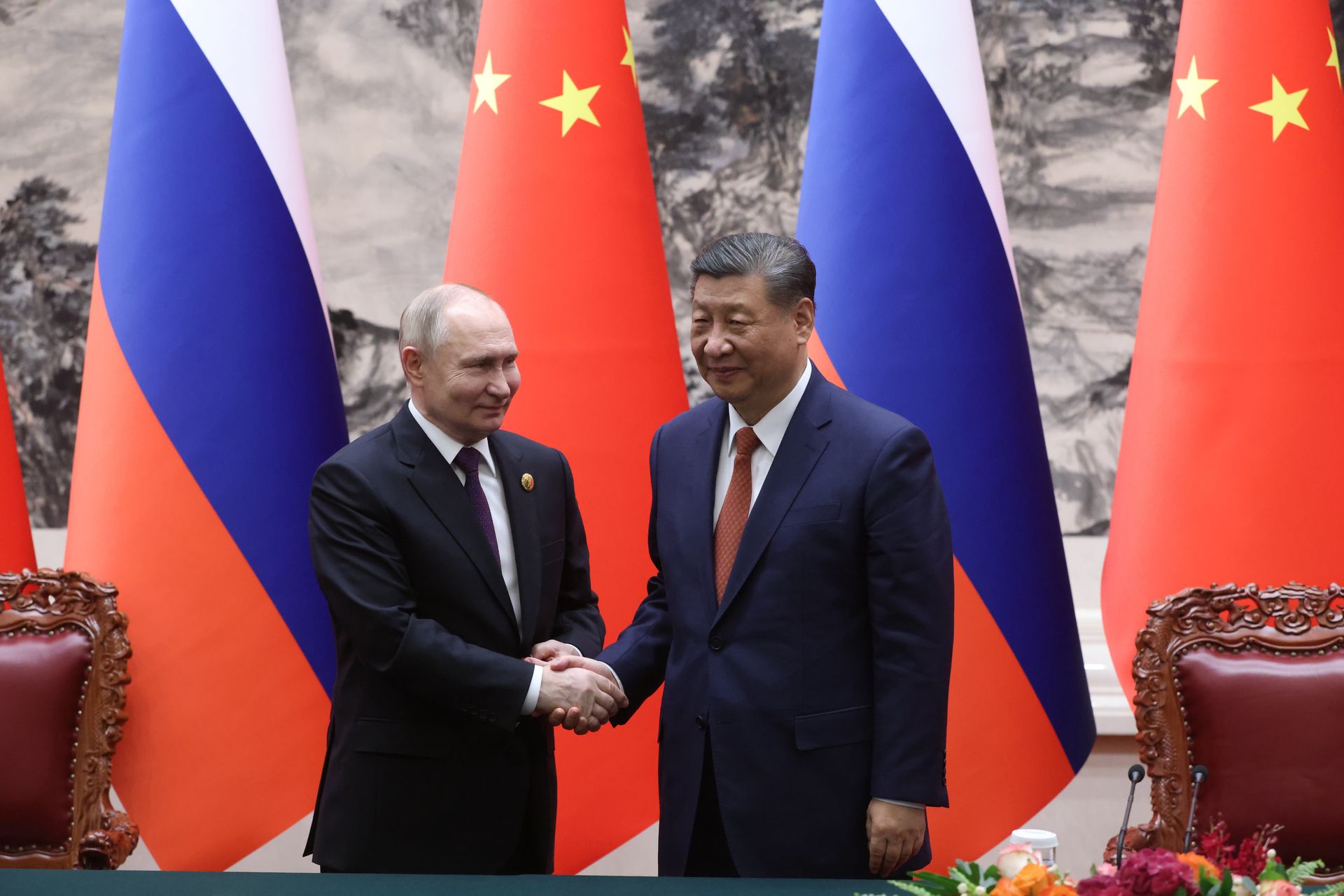 Will Russia give a gift to the Chinese?  Putin wants to give them 15 kilometers of the river