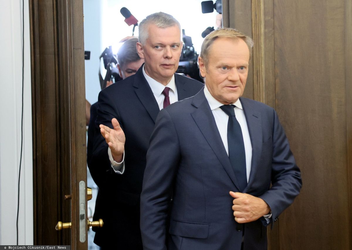Szef MSWiA i koordynator służb specjalnych Tomasz Siemoniak oraz premier Donald Tusk