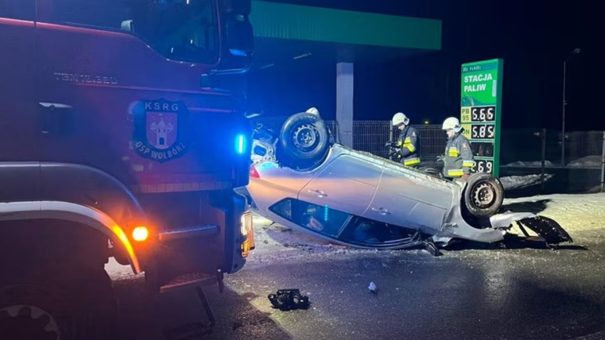 Mazda dachowała przy stacji benzynowej na ul. Zwierzyniec.