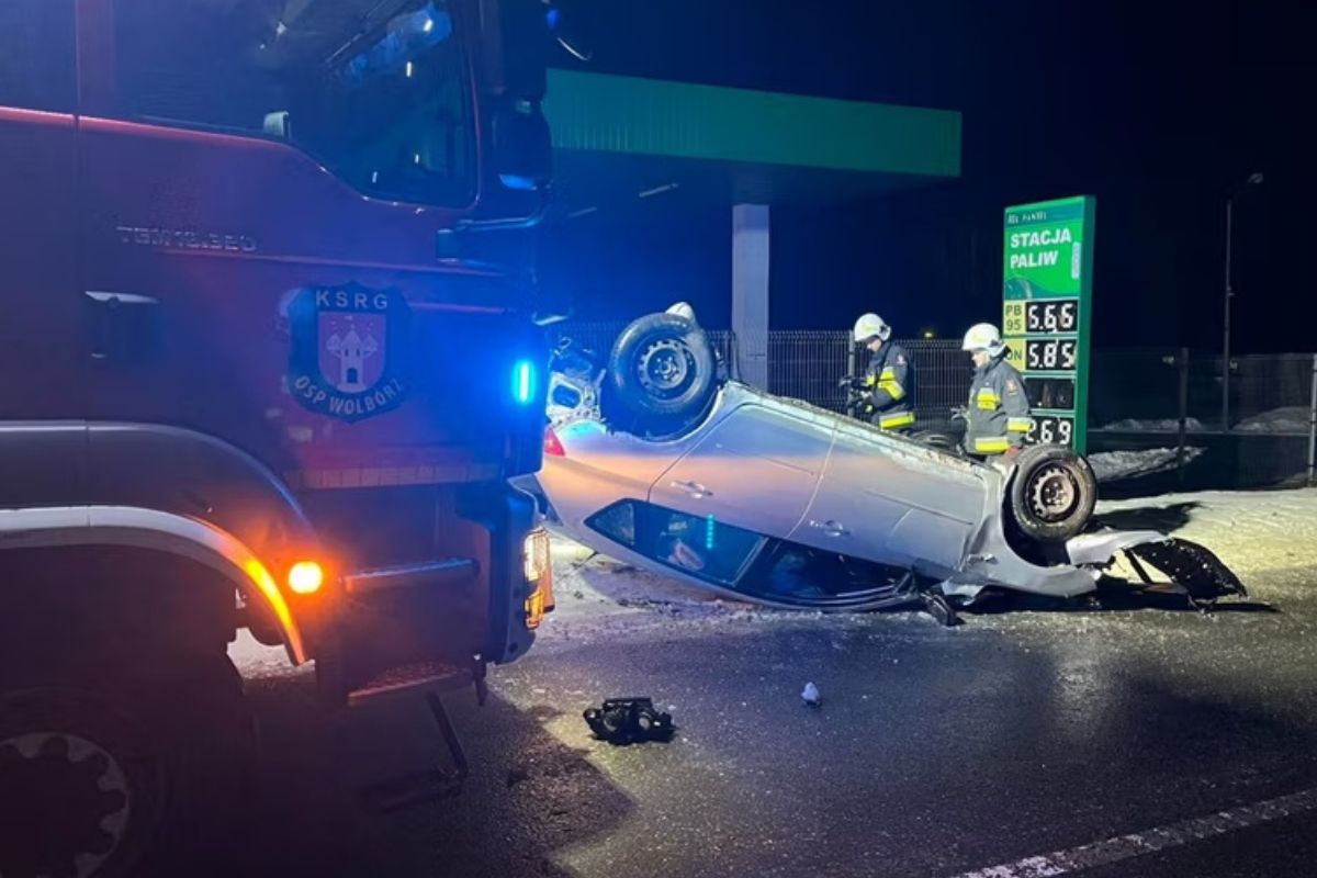 Dachowanie przy stacji benzynowej. Kierowca zniknął bez śladu