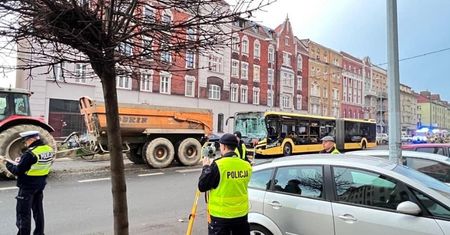 Poważny wypadek w Gliwicach. Autobus z 30 pasażerami wjechał w tył ciągnika