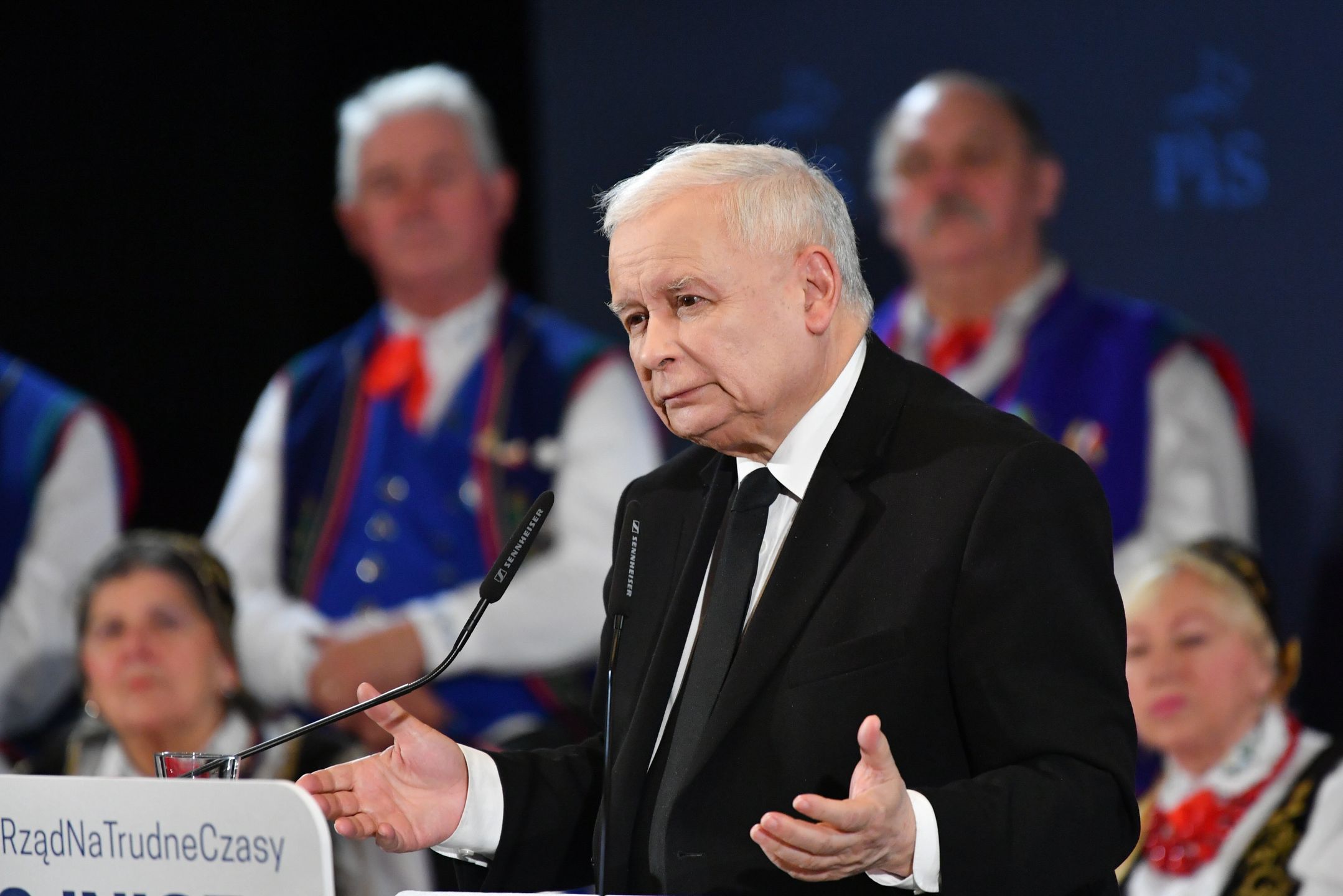 Chojnice, 08.12.2022. Prezes PiS Jarosław Kaczyński podczas spotkania ze zwolennikami ugrupowania w Chojnickim Centrum Kultury w Chojnicach, 8 bm. (amb) PAP/Adam Warżawa