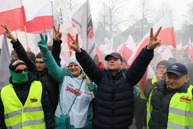 Warszawa, 06.03.2024. Demonstracja rolników przed KPRM w Warszawie, 6 bm. Rolnicy z całej Polski kontynuują protesty. Ich powodem jest m.in. niedawna decyzja Komisji Europejskiej o przedłużeniu bezcłowego handlu z Ukrainą do 2025 roku, a także sprzeciw wobec prowadzonej przez Unię Europejską polityce Zielonego Ładu. (sko) PAP/Paweł Supernak