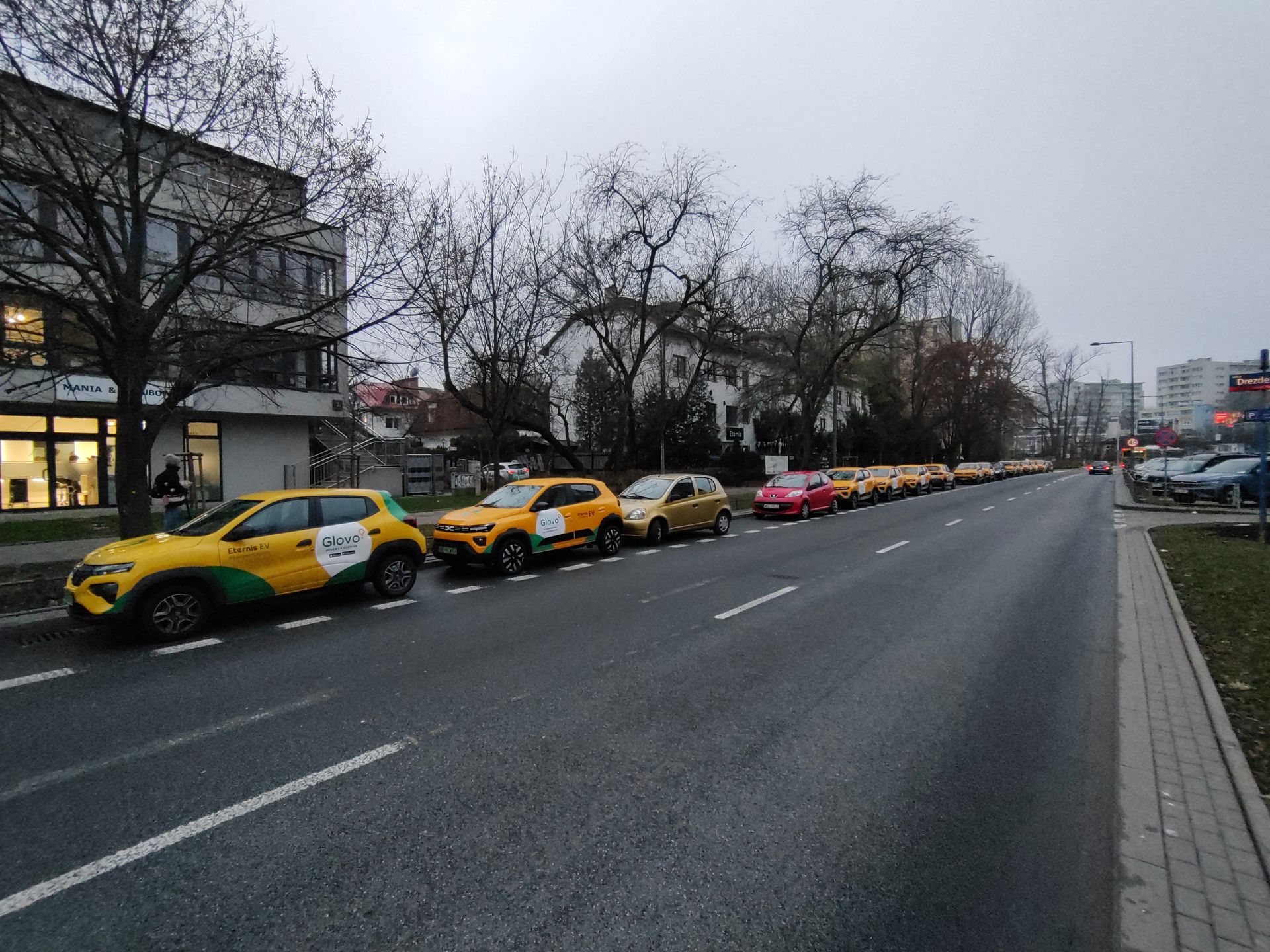 Auta flotowe w strefie parkowania na Saskiej Kępie