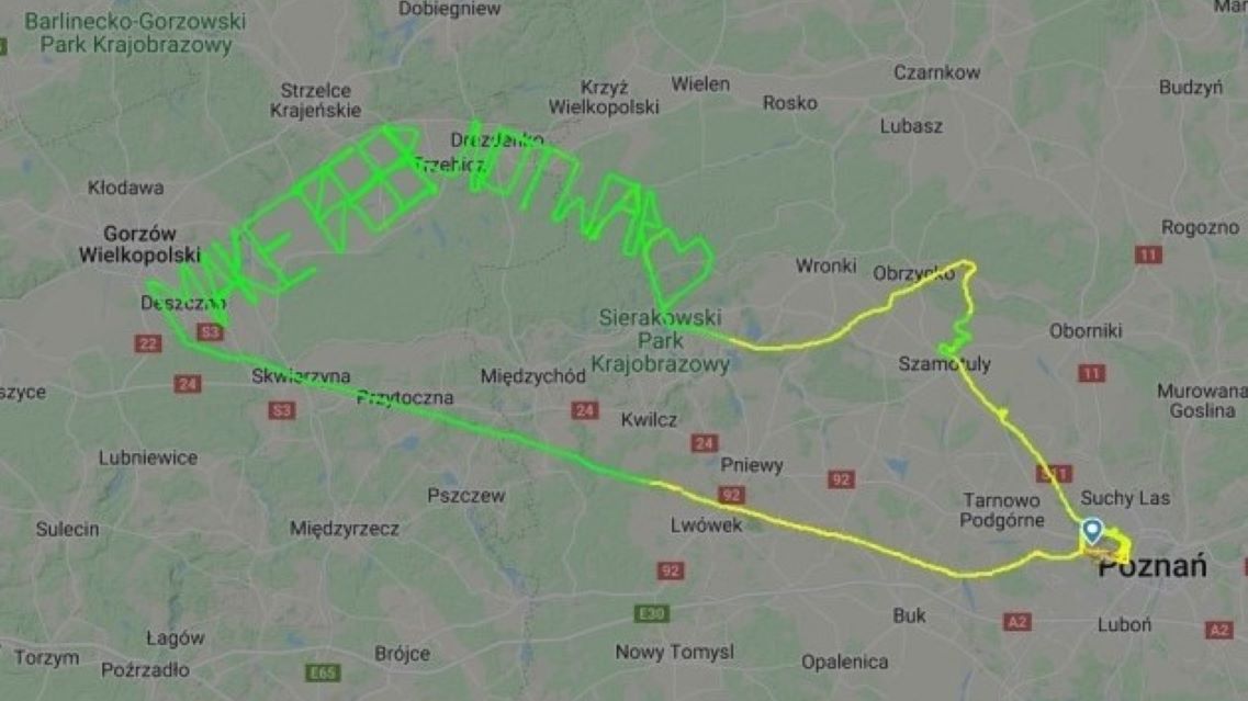 Pilot poleciał w taki sposób, by trasa jego samolotu utworzyła specjalny wzór 