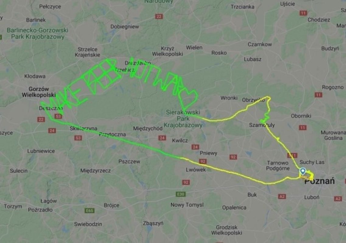 Pilot poleciał w taki sposób, by trasa jego samolotu utworzyła specjalny wzór 
