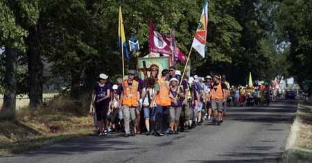 Pielgrzymka na zaliczenie praktyk. Zawrzało po decyzji uczelni