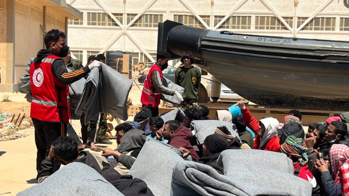 Wolontariusze Czerwonego Półksiężyca niosą pomoc migrantom