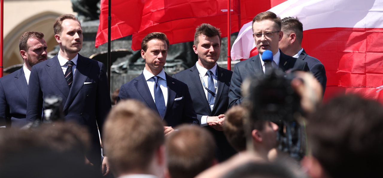 13.06.2020 Kraków, Rynek Główny. Wiec kandydata na prezydenta w wyborach prezydenckich 2020 r., Krzysztofa Bosaka. Na zdjęciu Konrad Berkowicz (1L), Krzysztof Bosak , Robert Winnicki (1P)