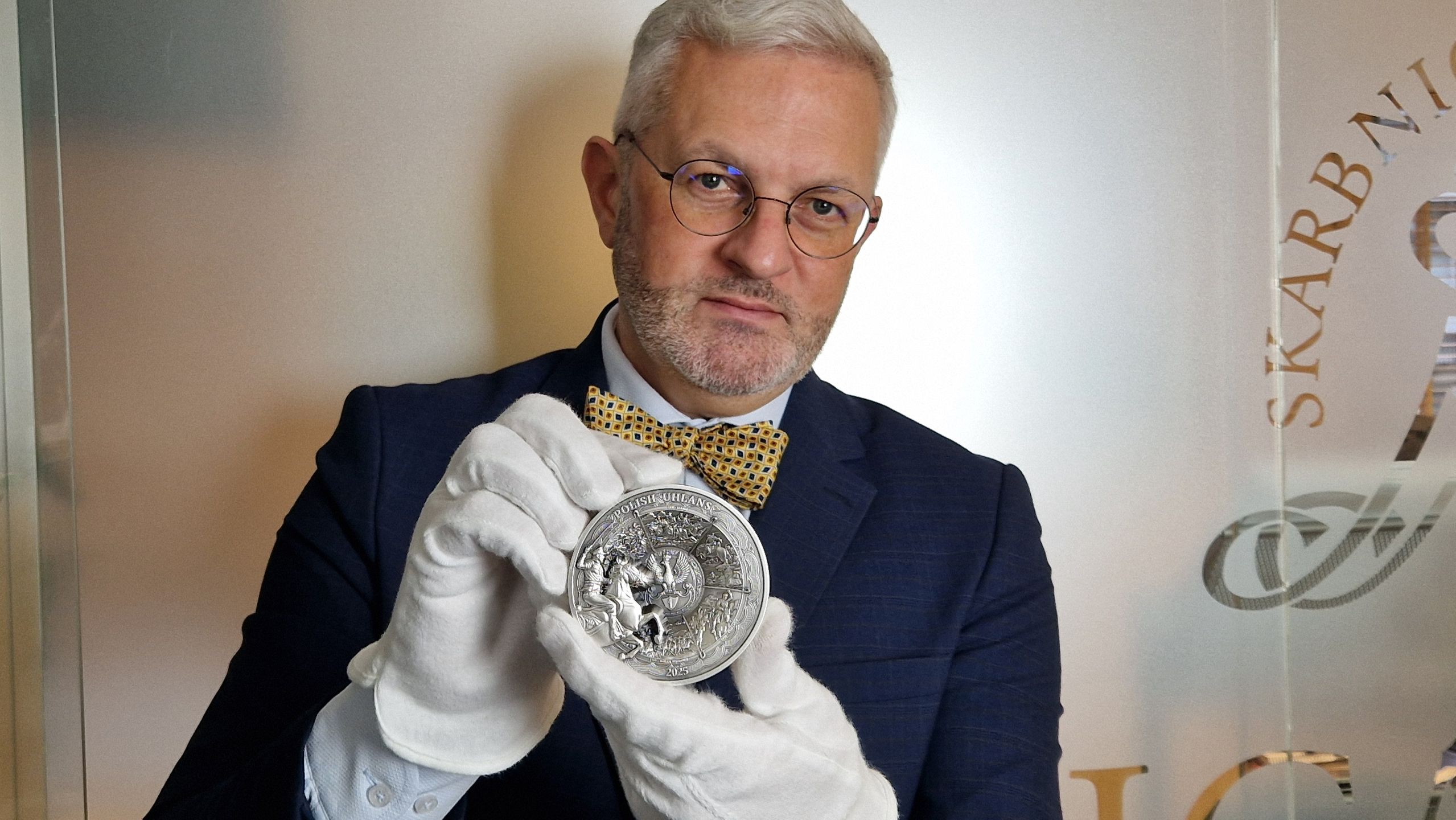  Marcin Brzeziński z monetą „Polscy ułani” (fot. Skarbnica Narodowa)