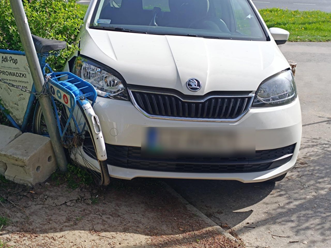 Lublin. Na rondzie pojechała prosto, skoda uderzyła w słupek i rower. Kierująca trafiła do szpitala