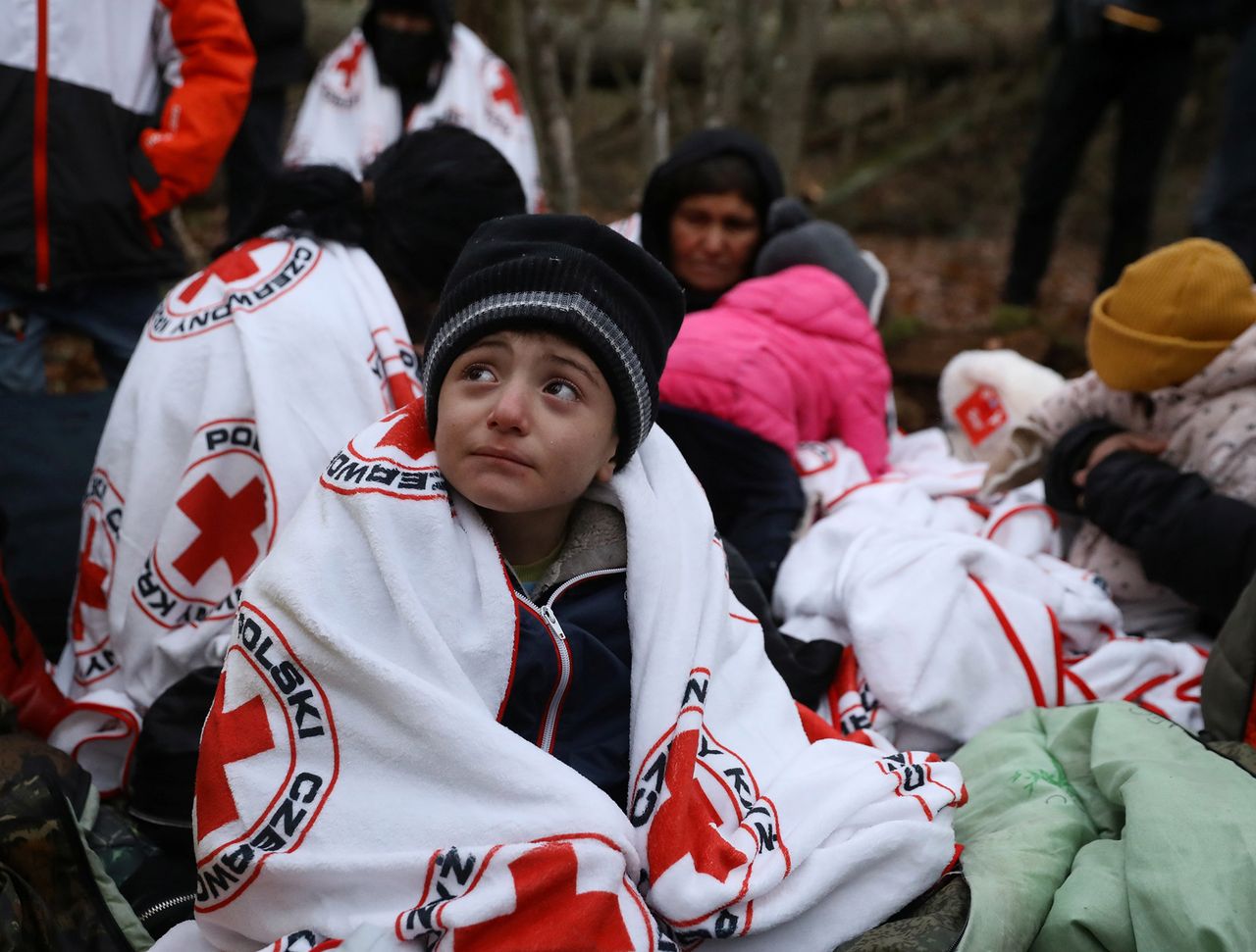 Kryzys na granicy: Przejęły ich służby. Zajął się nimi Polski Czerwony Krzyż