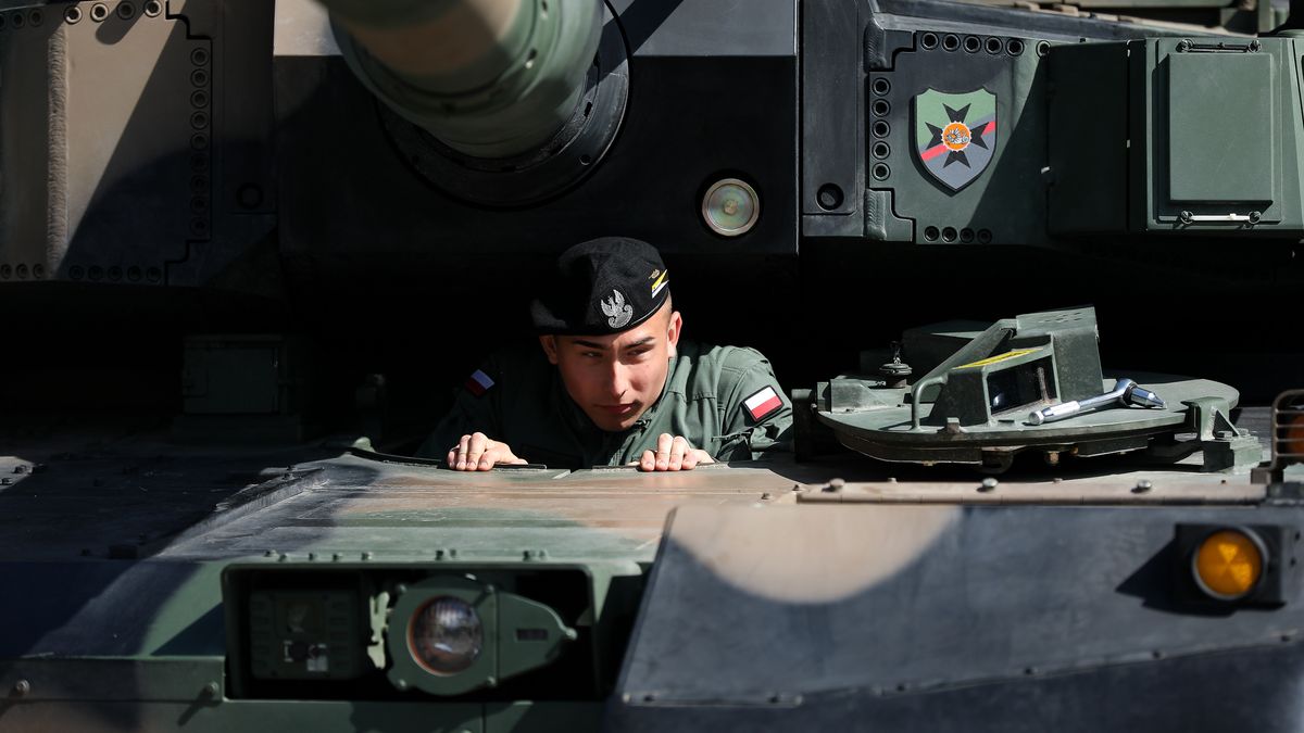 Polski żołnierz w czołgu K2