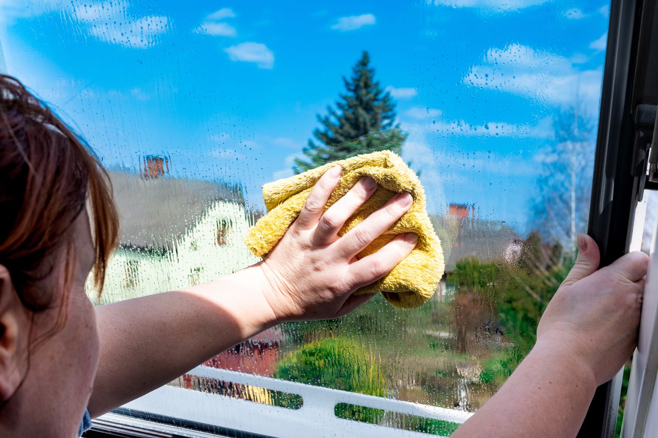 Sen z powiek spędzają pozostające po myciu okien smugi