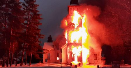 Finlandia. Podpalono kościół. Drzwi świątyni związano linami