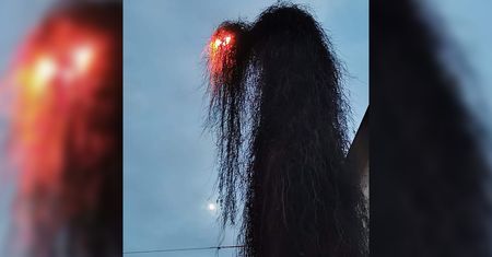 Wrocławska latarnia straszy przechodniów. Wygląda jak z horroru