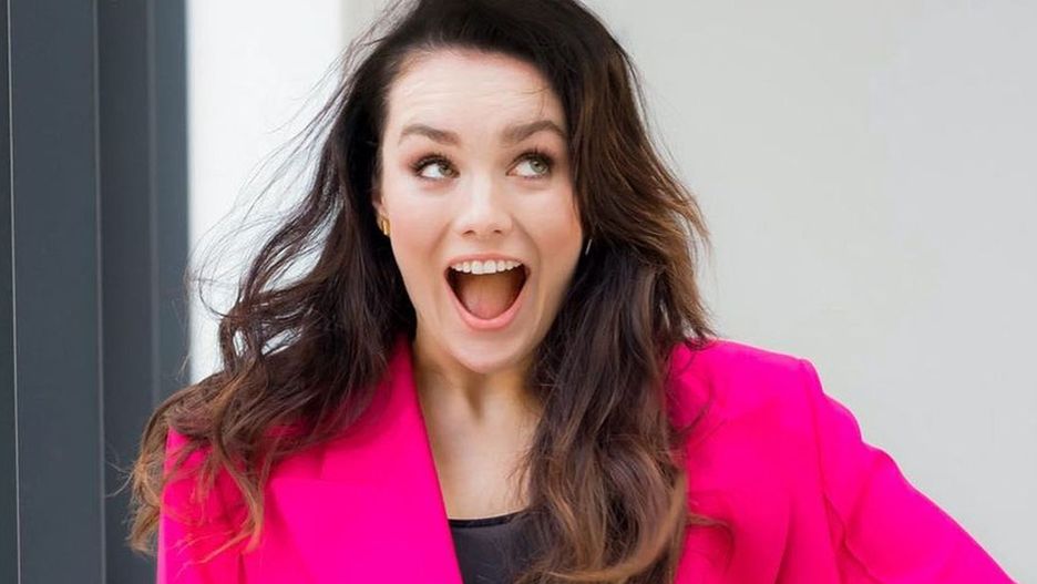 Piosenkarka z dumą podkreśla ciążowe krągłości 