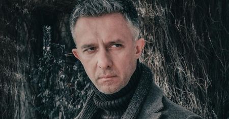 Łukasz "mentalista" Płoszajski walczy z kryzysem męskości: "BAWIĄ MNIE FACECI W RURKACH"