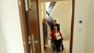 Seniorzy odebrali klucze do mieszkań przy ulicy Mariackiej w Katowicach. Przygotowano je specjalnie dla nich