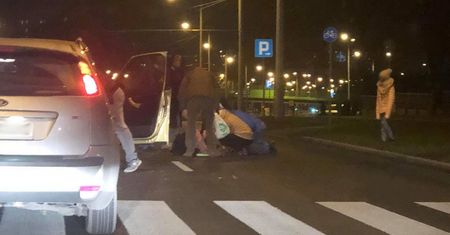 Jeden zatrzymał się przed pasami, drugi potrącił przechodzącą pieszą