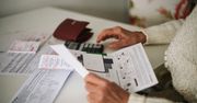 Tyle emeryci potrzebują "na życie". Pada konkretna kwota