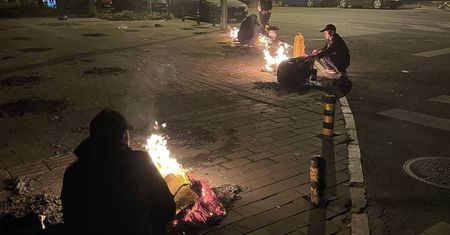 Ogniska na ulicy. Niezwykłe sceny w Chinach. Zeszło się z polskim świętem